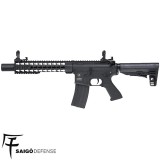 Réplique airsoft électrique en position de tir Saigo Defense Kenji